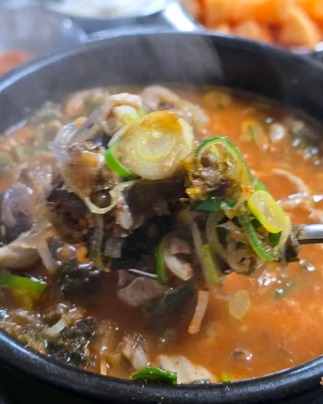 푸짐한 순대국의 건더기
