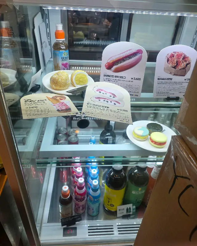 다양한 디저트가 진열된 쇼케이스