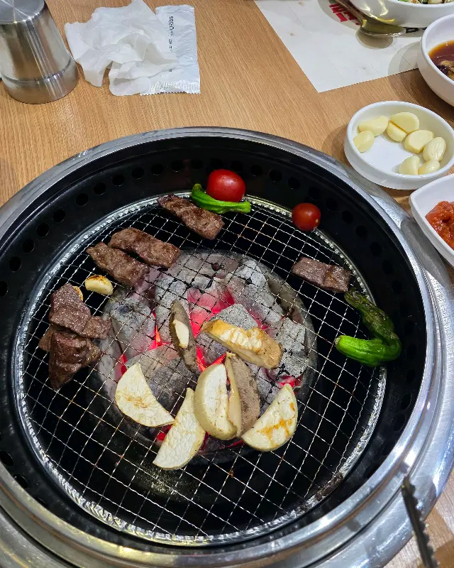 숯불 위에서 맛있게 익어가는 고기