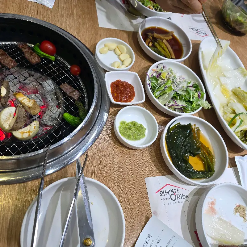 다양한 밑반찬과 함께 차려진 테이블