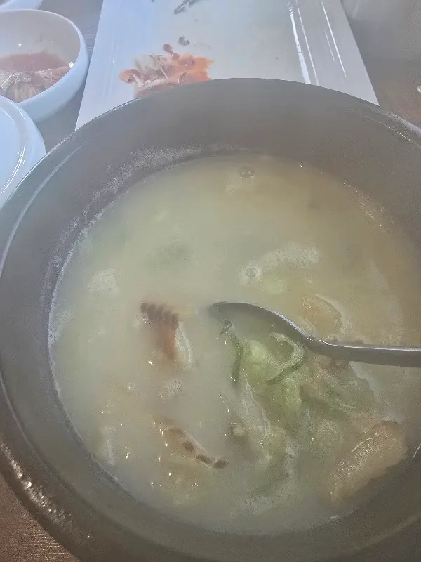 뽀얀 황태진국의 자태