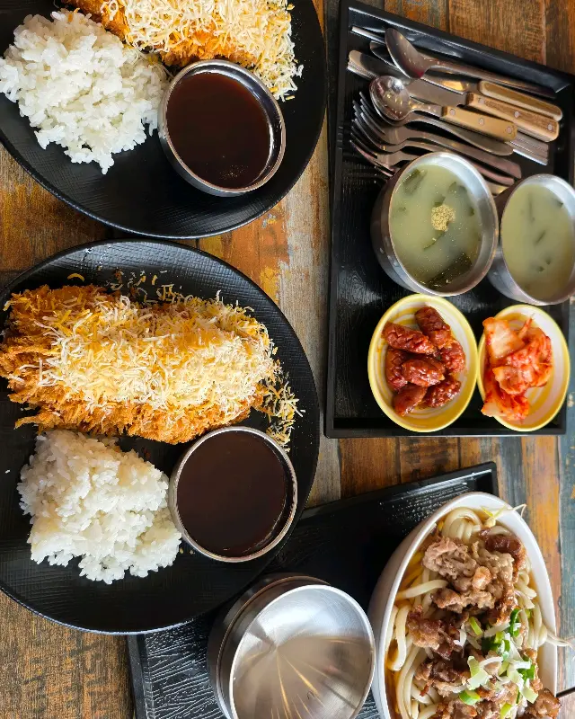 돈까스, 우동, 반찬 전체샷