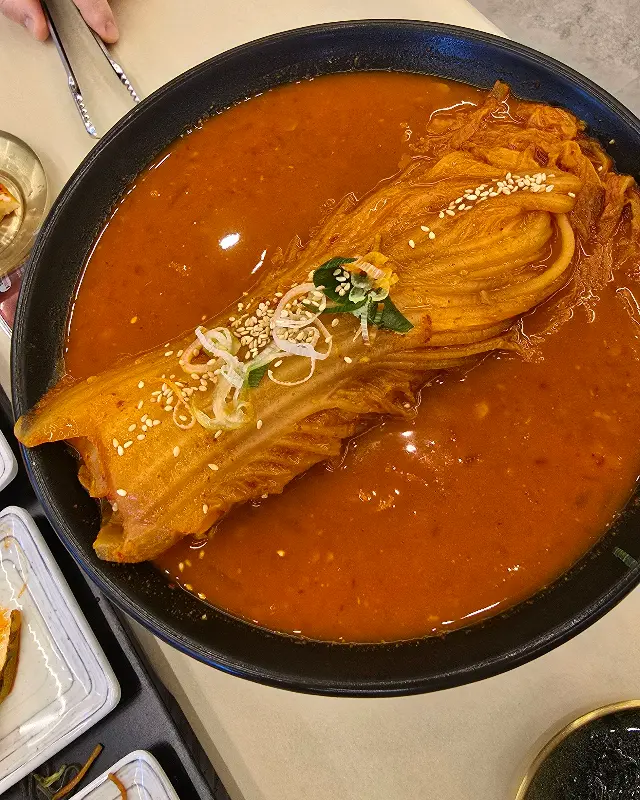 보기만 해도 군침이 도는 묵은지 고등어 조림