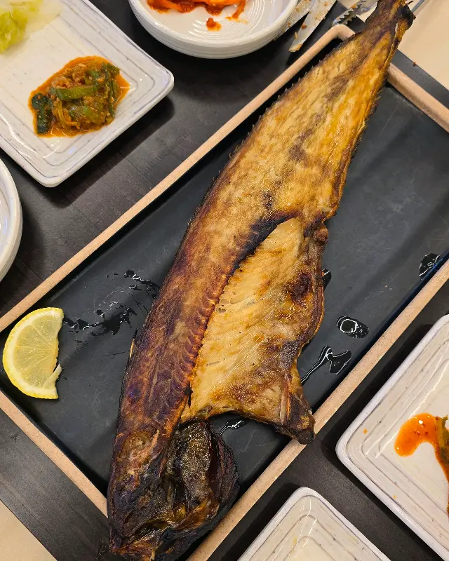 윤기가 흐르는 고등어 구이