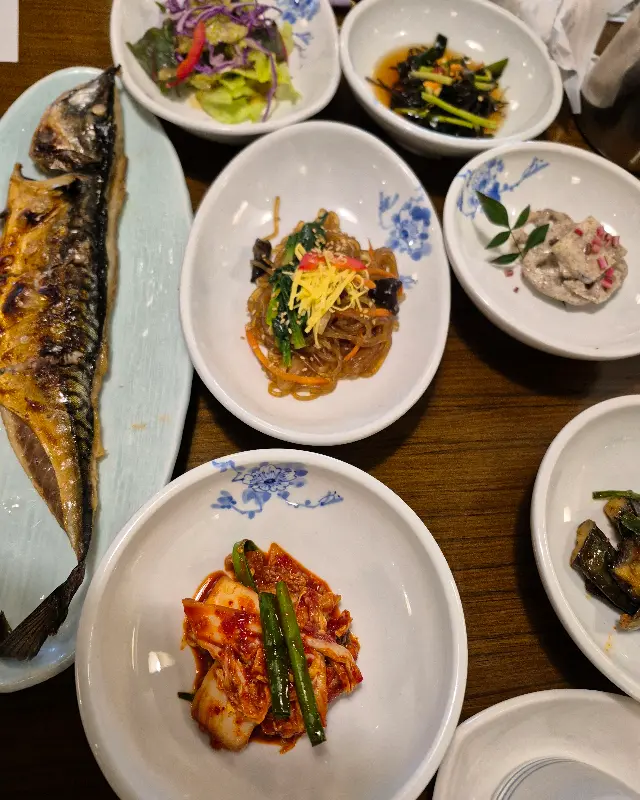 넓은 뜰 한상 차림