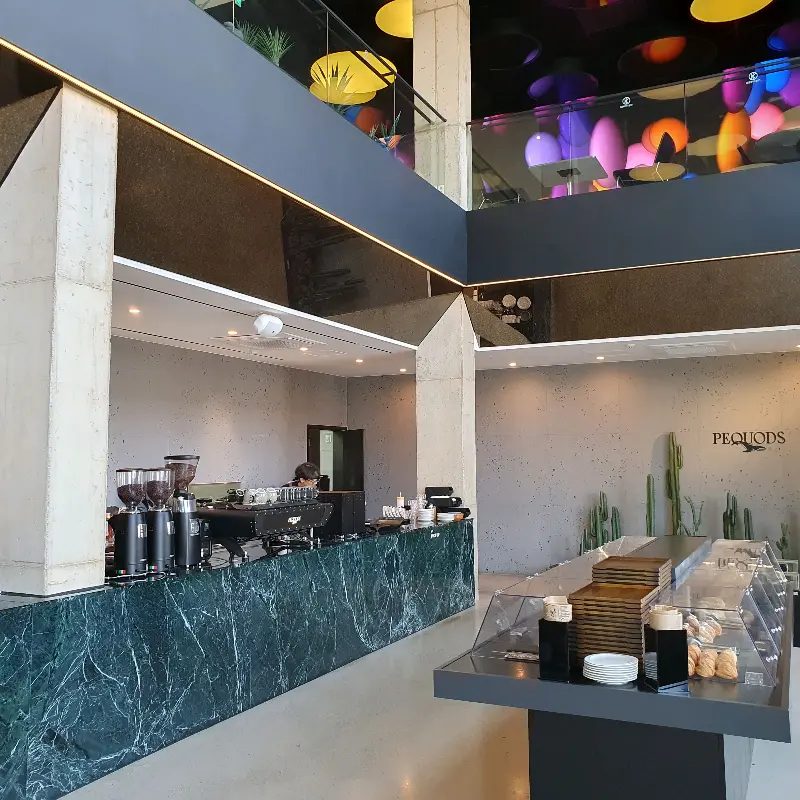 넓고 세련된 카페 내부