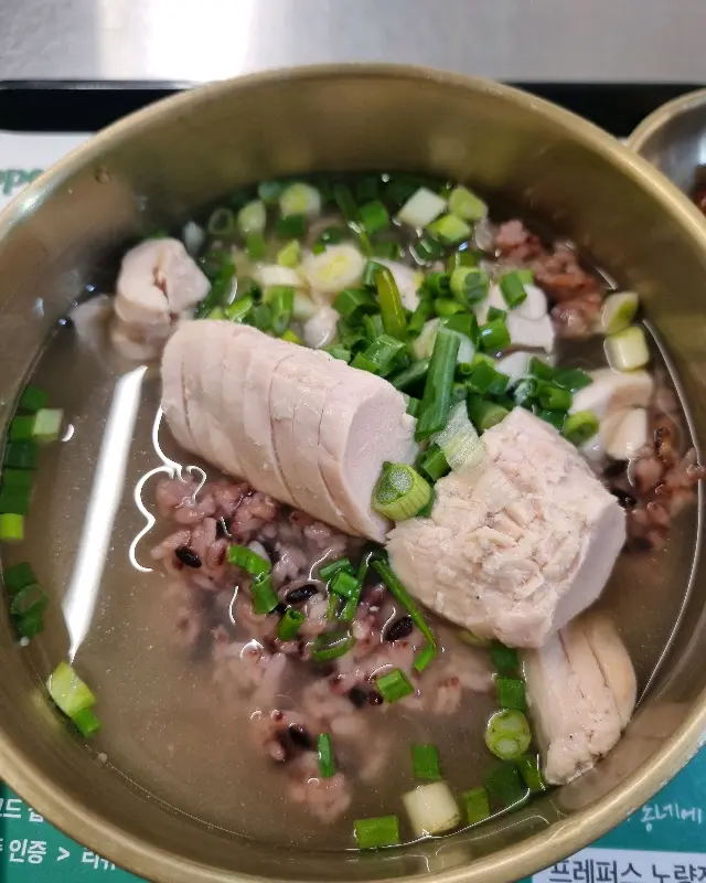따뜻한 국물과 닭가슴살의 조화가 일품인 메뉴