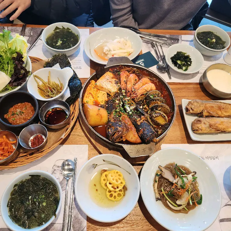 푸짐한 우럭 조림 한 상 차림