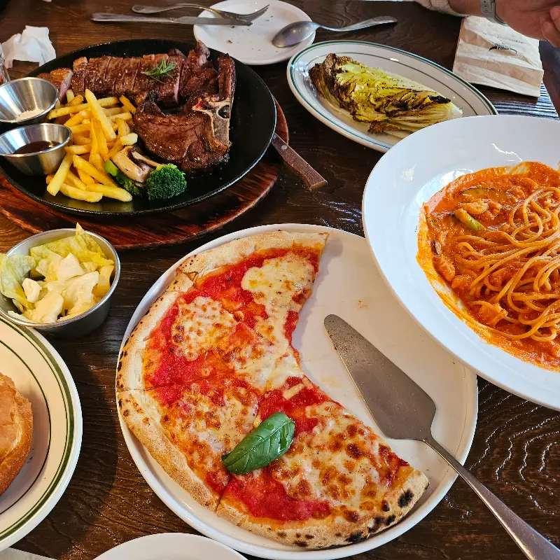 티본 스테이크, 파스타, 피자, 샐러드까지 완벽한 한 상 차림