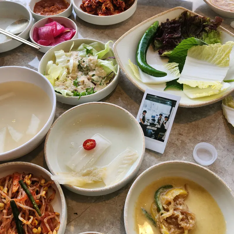 푸짐하게 차려진 한 상