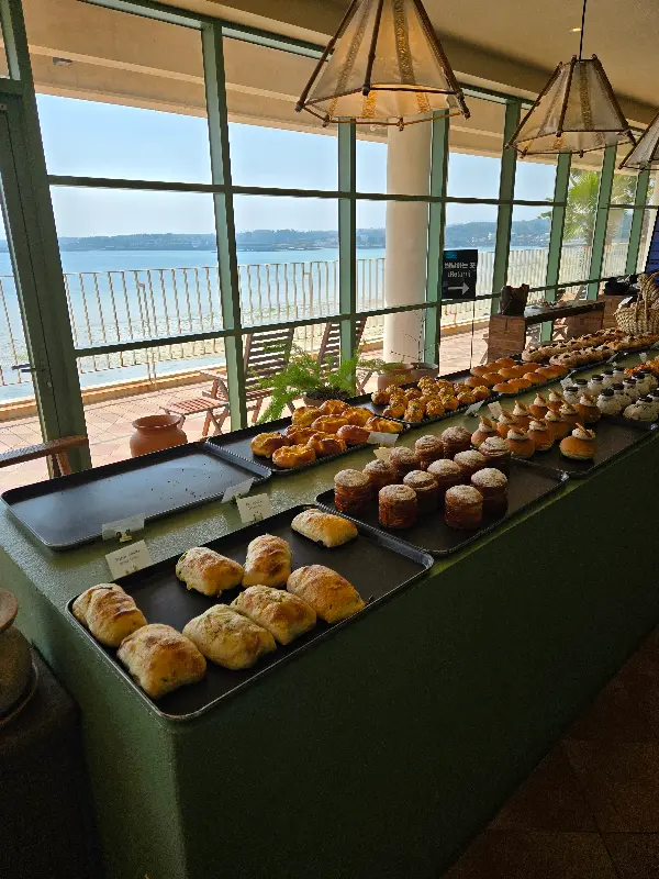 서귀피안 베이커리 1층에 진열된 다양한 빵들. 먹음직스러운 비주얼이 눈길을 사로잡는다.