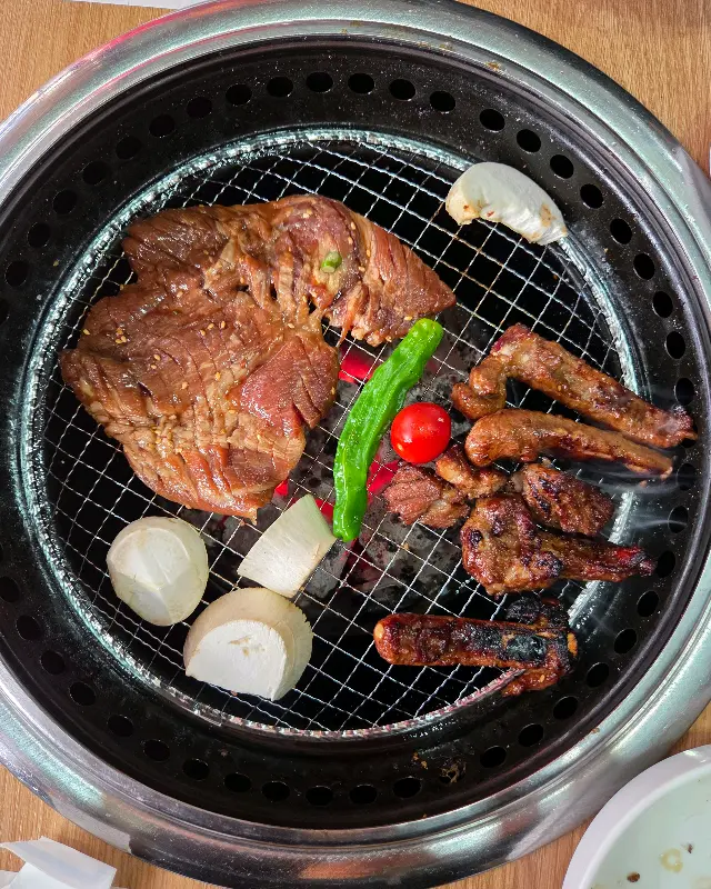 숯불 위에서 맛있게 구워지는 돼지갈비