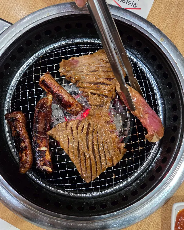맛있게 구워진 돼지 양념 갈비