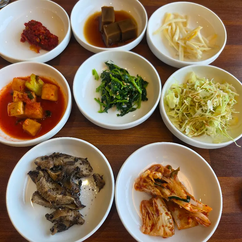 정갈하게 차려진 밑반찬