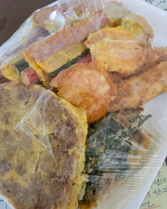 포장해온 전을 맛있게 먹는 아이