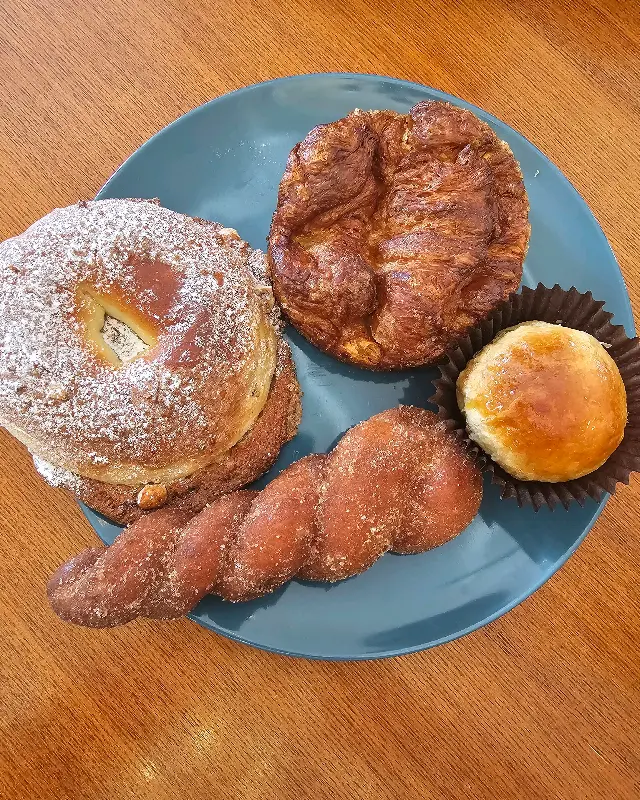 접시에 담긴 빵들의 모습