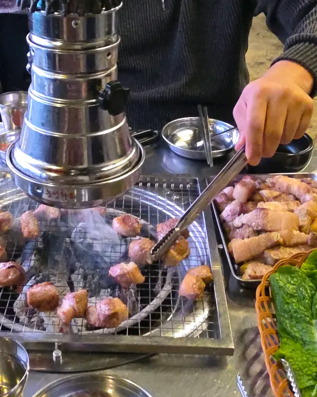 직원분이 직접 구워주시는 오겹살