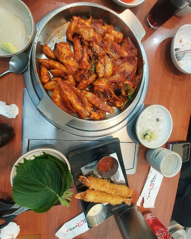 푸짐하게 차려진 갑오징어 볶음 한 상