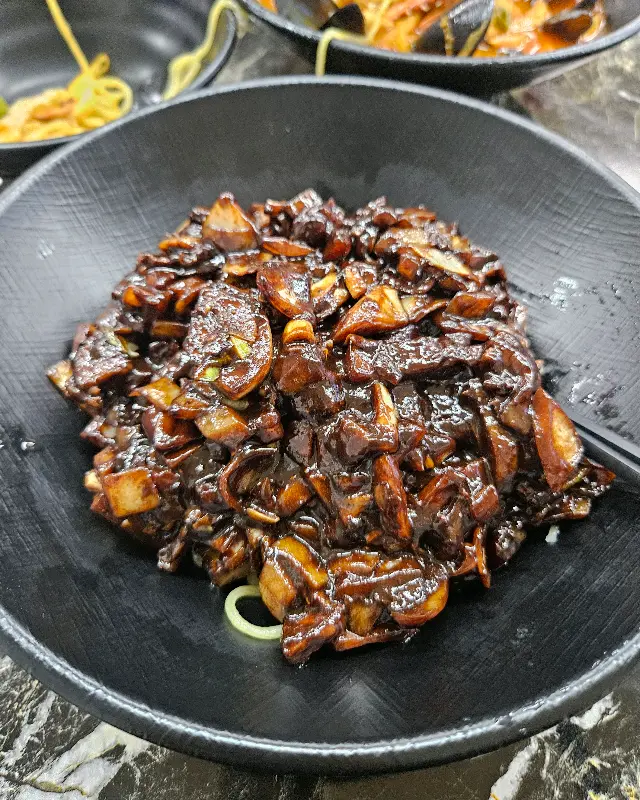 윤기가 흐르는 간짜장