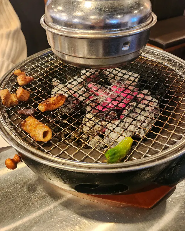 숯불 위에서 익어가는 고기와 마늘