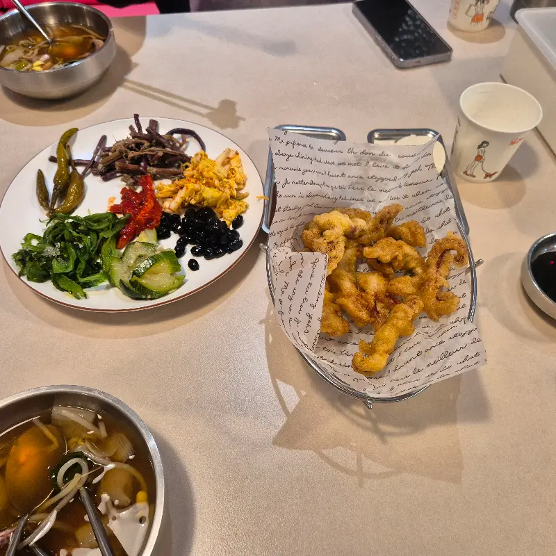 오징어 튀김과 밑반찬