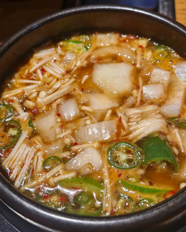 볶음밥 위에 김가루와 계란 노른자가 올려져 있는 모습