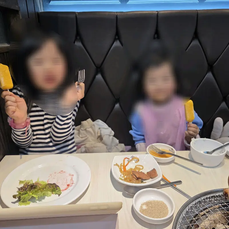 아이스크림을 들고 즐거워하는 아이들