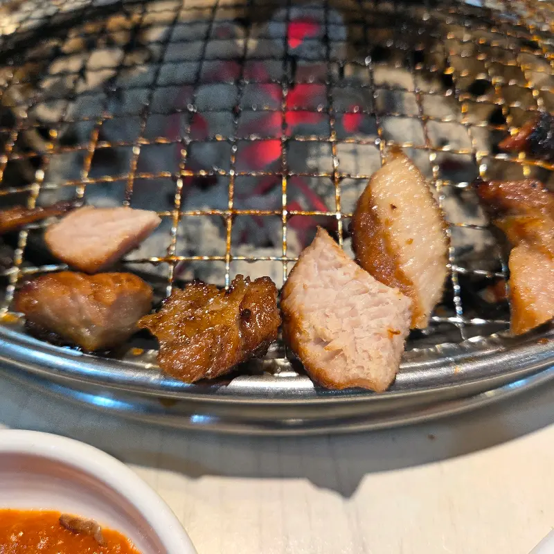 숯불 위에서 구워지는 돼지갈비