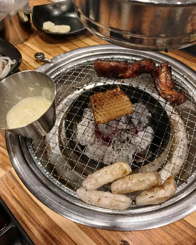 숯불 위에서 익어가는 껍데기