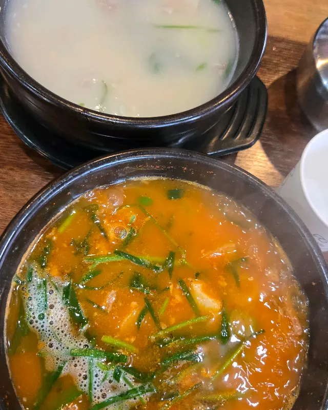 얼큰돼지국밥과 돼지국밥의 뜨끈한 투샷