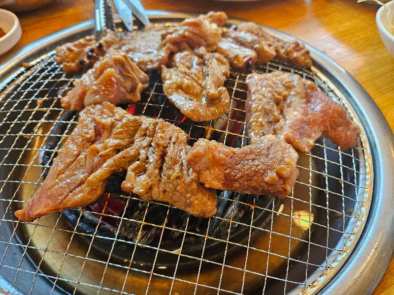 숯불 위에서 구워지는 돼지갈비