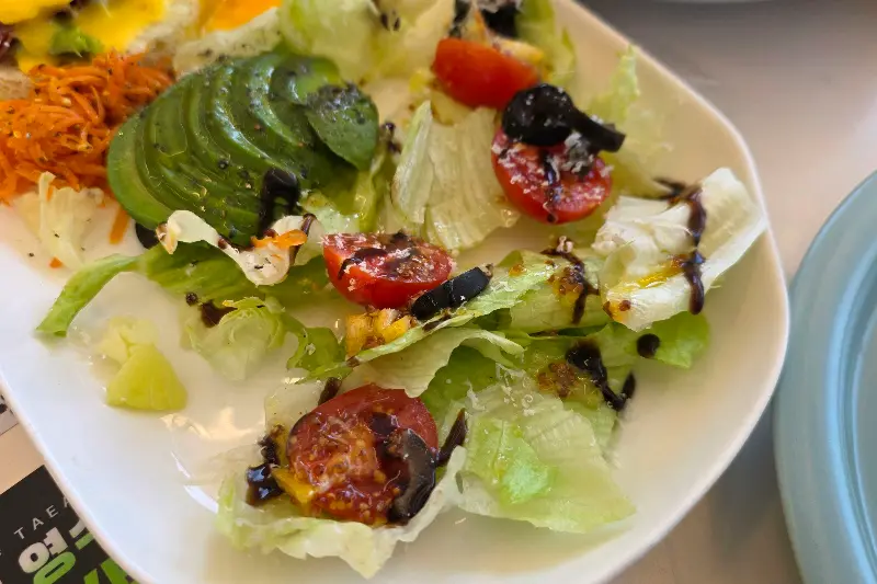 에그 베네딕트 샐러드