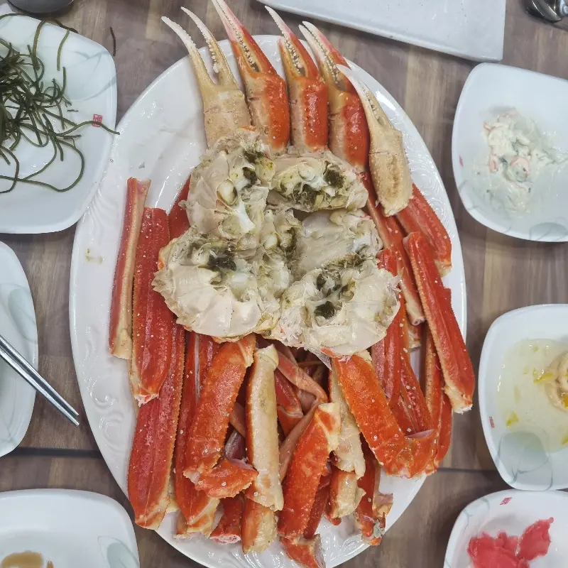 푸짐하게 차려진 대게 한 상