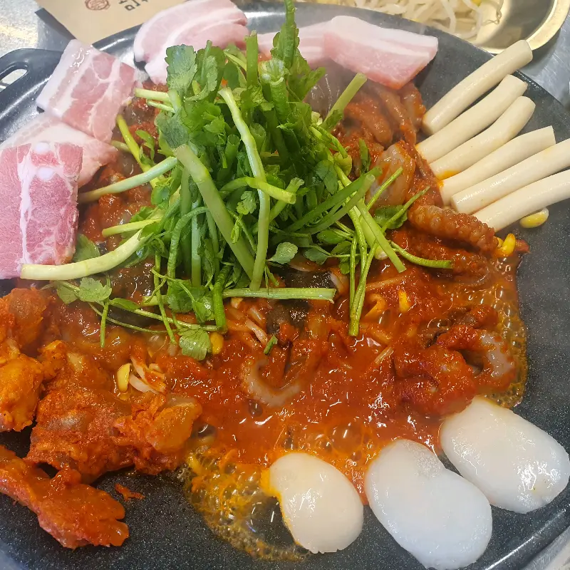 만석동 철판집의 쭈꾸미 삼겹살 철판볶음 요리 이미지