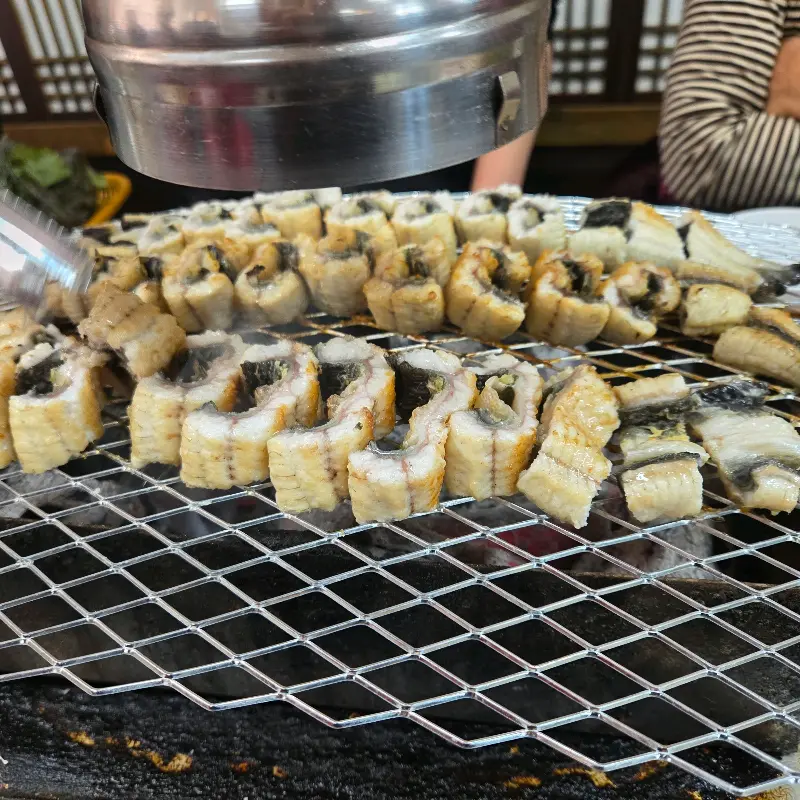 숯불 위에서 맛있게 익어가는 장어