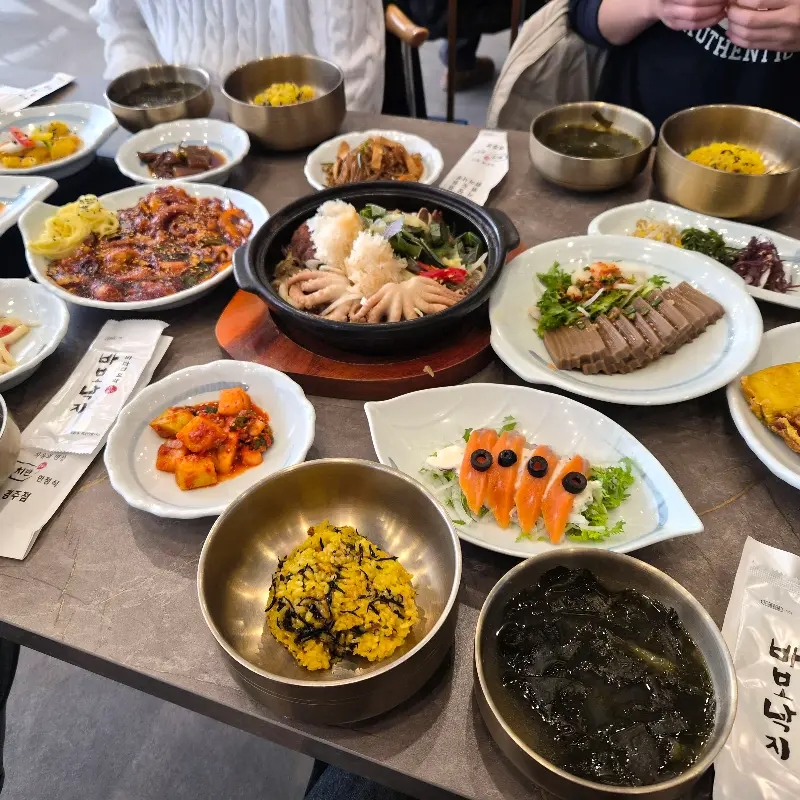 한 상 가득 차려진 음식들