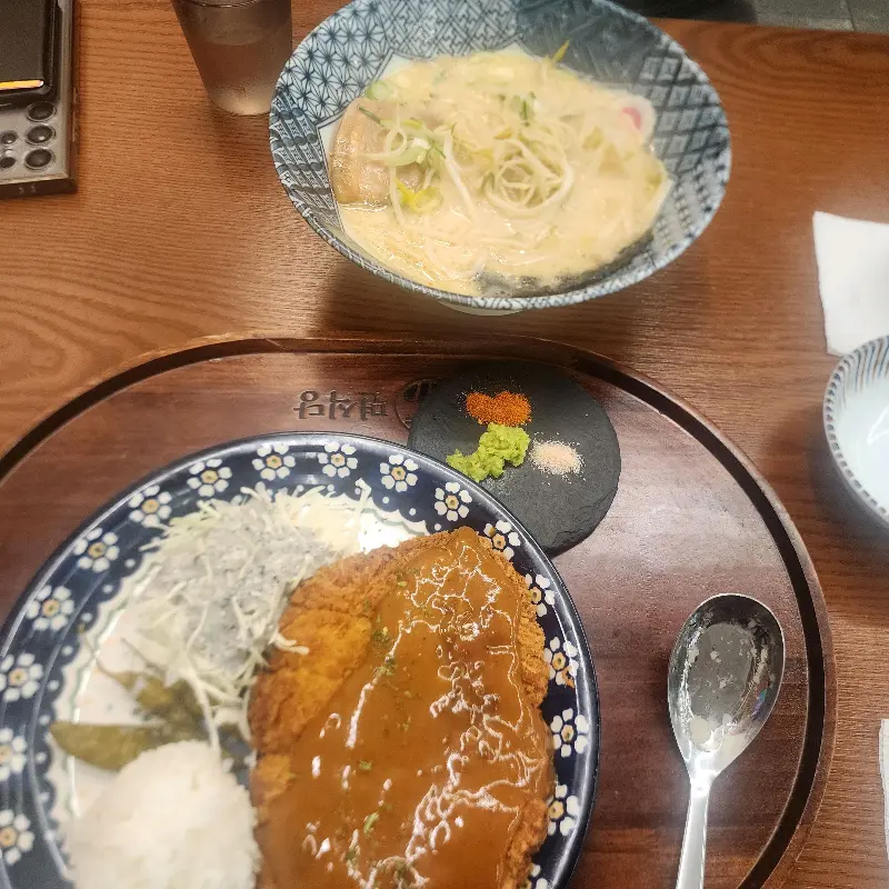 돈까스와 라멘 한 상 차림