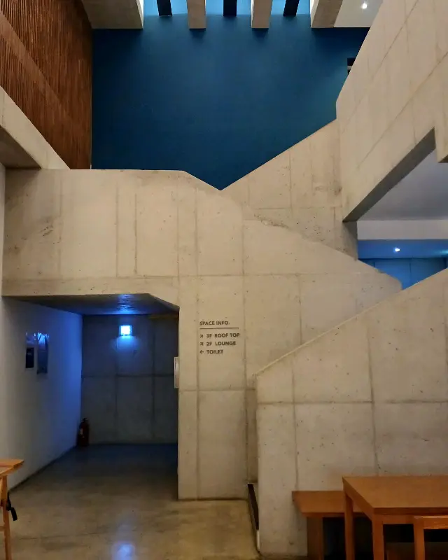 카페 내부 계단