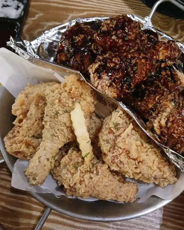 다양한 맛을 즐길 수 있는 반반 치킨