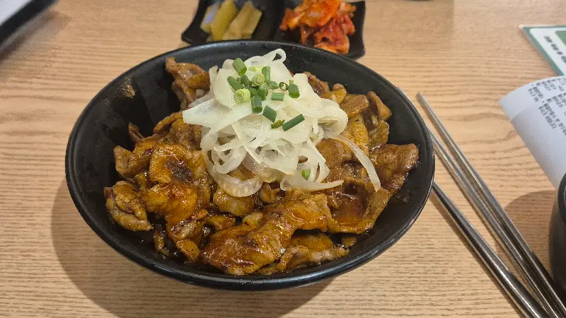 돼지 껍데기 덮밥