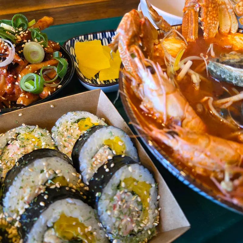 라면과 김밥 근접 촬영