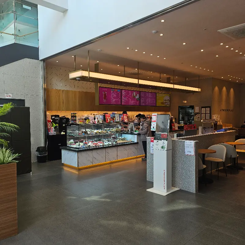투썸플레이스 영도부산대교점의 케이크 진열대와 주문대