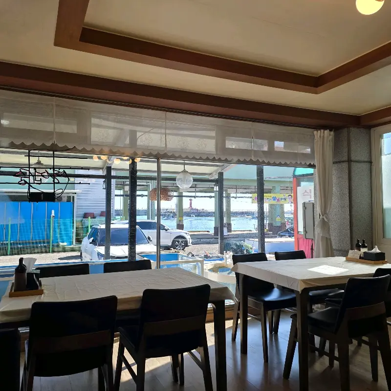 어촌횟집 내부 테이블과 창밖 풍경