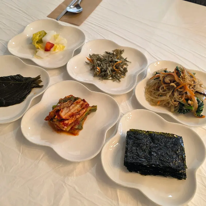 어촌횟집의 정갈한 밑반찬