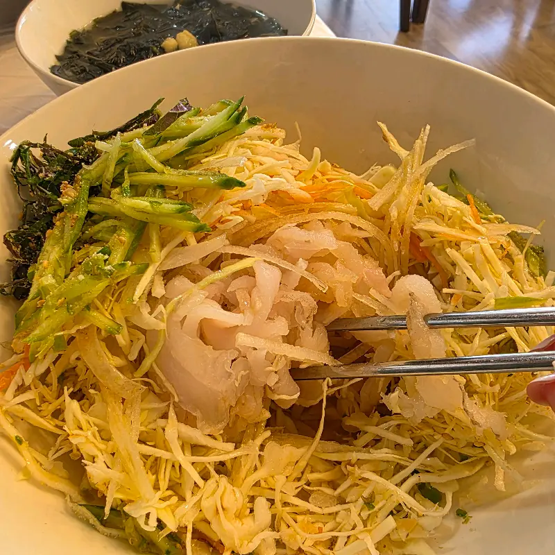 가자미 물회의 신선한 비주얼