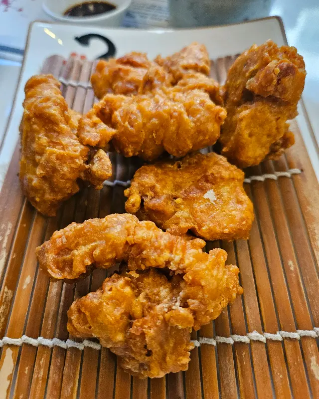 갓 튀겨져 나온 튀김