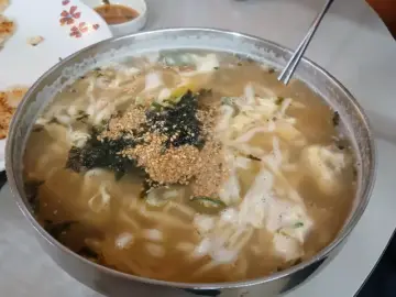 바다 내음 가득한 속초, 금이야옥이야에서 맛보는 추억의 장칼국수 맛집 기행