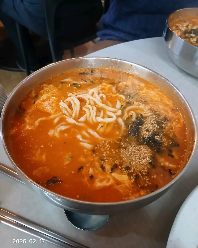 장칼국수의 매콤한 비주얼