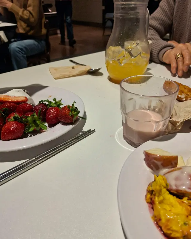 딸기와 곁들인 식사