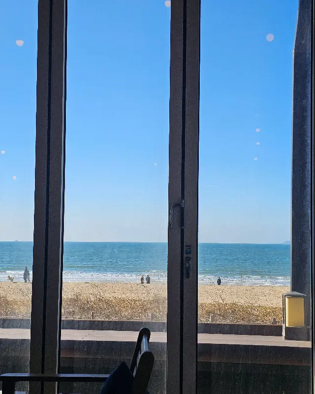 카페 창밖으로 보이는 꽃지해수욕장 풍경